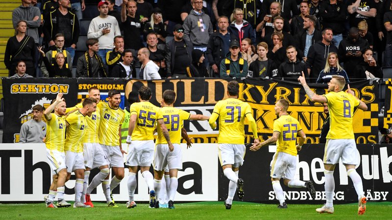 Fotografija: Simbolika, nogometaši Maribora so na Švedskem v rumenih dresih slavili napredovanje. Rumena barva športne opreme je sicer nacionalna barva za švedske športnike. FOTO: Reuters
