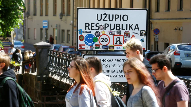 Fotografija: Kot vsaka prava republika ima tudi Užupis meje, zastavo, vlado in ustavo. Foto: Reuters