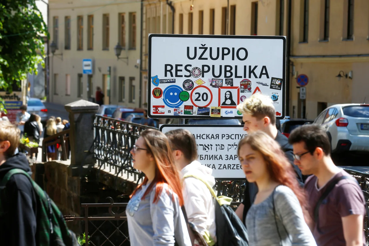 Fotografija: Kot vsaka prava republika ima tudi Užupis meje, zastavo, vlado in ustavo. Foto: Reuters