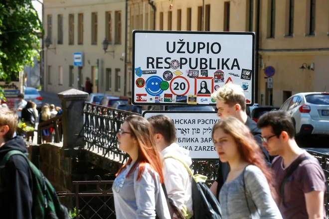 Kot vsaka prava republika ima tudi Užupis meje, zastavo, vlado in ustavo. Foto: Reuters