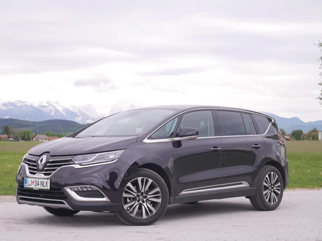 Zunanjost renaulta espacea je tudi po več kot štirih letih še vedno posebna, futuristična. Precej ozke stranske šipe ga morda naredijo atraktivnega, a manj bivalnega. Foto Boštjan Okorn