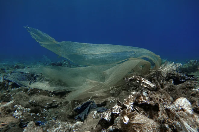 Plastični odpadki na dnu morja, ob grškem otoku Andros. FOTO: Stelios Misinas/Reuters