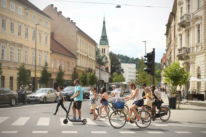 Pri večji hitrostih in brez zaščite so poškodbe glave neizogibne. FOTO: Jure Eržen/Delo