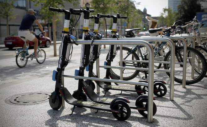 Praviloma naj bi uporabniki skiro priklenili na kolesarsko stojalo, a v praksi jih zaklepajo tudi na prometne znake in druge drogove.<br />
FOTO: Blaž Samec/Delo