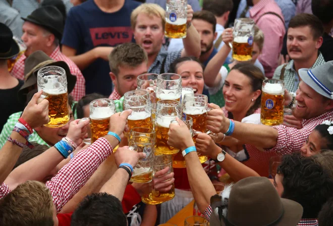 Na fotografiji so upodobljeni pivoljubi na festivalu Oktoberfest. Pivo je pomemben del bavarske kulture. FOTO: Michael Dalder/Reuters