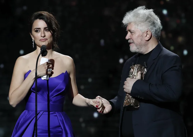 S svojo najljubšo igralko Penelope Cruz na podelitvi nagrad goya. FOTO: Reuters