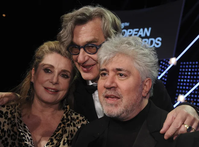 Almodovar s francosko igralko Catherine Deneuve in nemškim režiserjem Wimom Wendersom. FOTO: Reuters