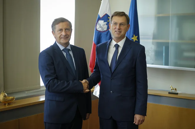 Karl Erjavec in Miro Cerar, prvaka strank Desus in SMC, sta zadnje čase manj manj prešerne volje. Prvi se še ne misli umakniti, drugi pa je že napovedal, da na jesenskem volilnem kongresu ne bo več kandidiral za predsednika. FOTO: Jože Suhadolnik