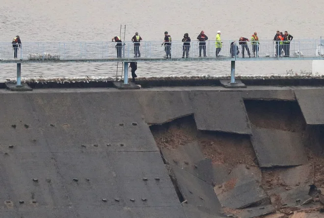 Če bo jez popustil, bo najverjetneje poplavilo mesto Whaley Bridge. FOTO: Phil Noble/Reuters