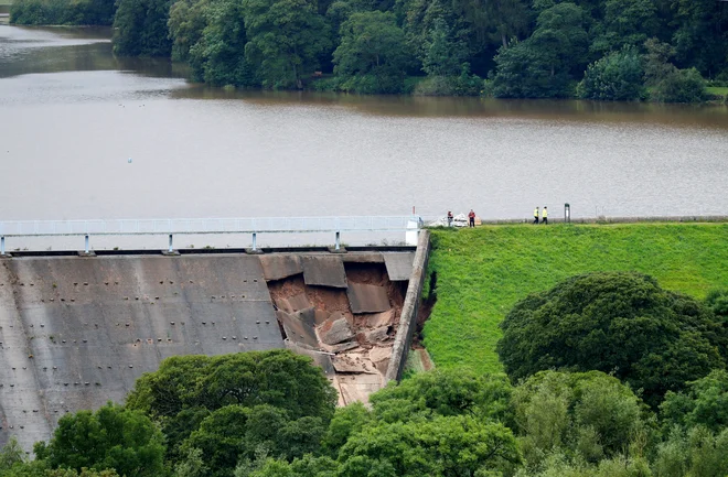 Če bo jez popustil, bo najverjetneje poplavilo mesto Whaley Bridge. FOTO: Phil Noble/Reuters