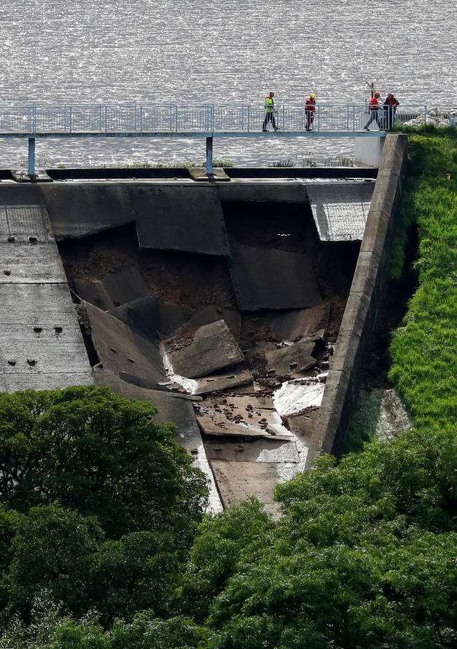Če bo jez popustil, bo najverjetneje poplavilo mesto Whaley Bridge. FOTO: Phil Noble/Reuters