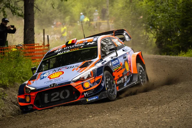 Thierry Neuville je vodilni po uvodnem dnevu relija po Finski. FOTO: AFP