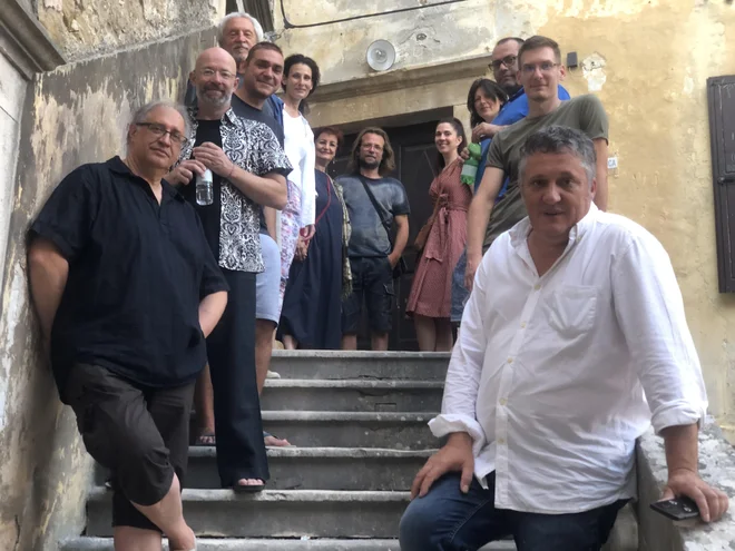 Udeleženci letošnje kolonije na stopnišču galerije Fonticus v Grožnjanu.