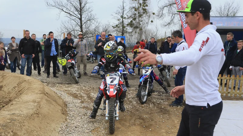 Fotografija: Sašo Kragelj pravi, da pri motokrosu ni starostne meje. V njegovo šolo oziroma akademijo pridejo otroci od štirih let naprej, pa tudi starejši od 70. FOTO: Tadej Regent/Delo