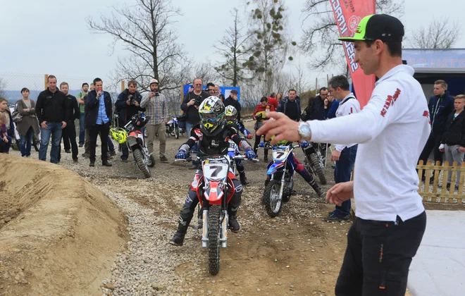 Sašo Kragelj pravi, da pri motokrosu ni starostne meje. V njegovo šolo oziroma akademijo pridejo otroci od štirih let naprej, pa tudi starejši od 70. FOTO: Tadej Regent/Delo