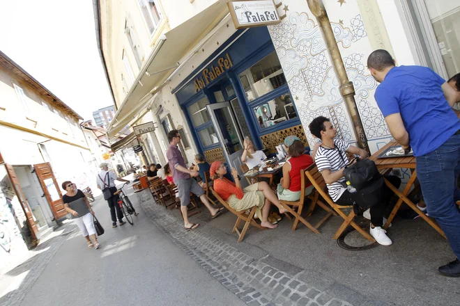 Prenova Trubarjeve med Resljevo in Vidovdansko, kjer je veliko gostinskih lokalov, še ni prišla na vrsto.