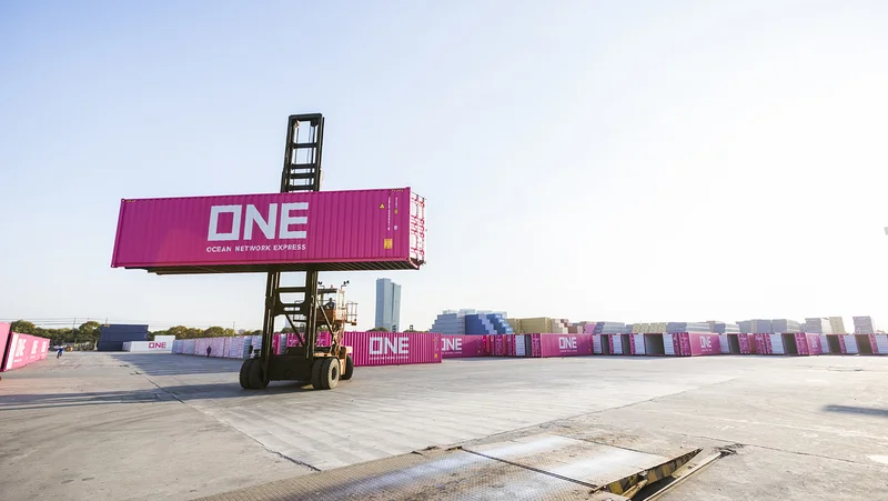 Fotografija: Japonski ladjar Ocean Network Express – ONE, ki je prepoznaven po rožnatih kontejnerjih, od lani povezuje Koper z egiptovsko Damietto in grškim Pirejem. Foto Luka Koper