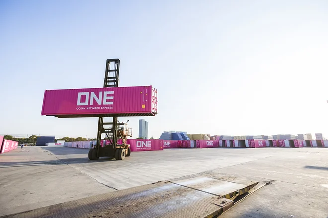 Japonski ladjar Ocean Network Express &ndash; ONE, ki je prepoznaven po rožnatih kontejnerjih, od lani &nbsp;povezuje Koper z egiptovsko Damietto in grškim Pirejem. Foto Luka Koper