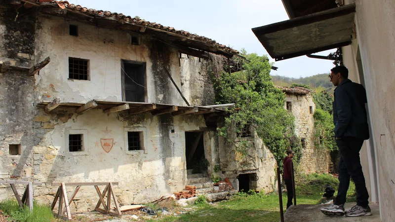 Fotografija: ▶ Obnova vasi se je odmaknila v prihodnje leto. Foto Blaž Močnik