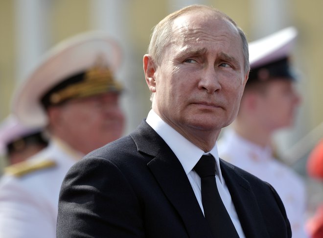 Russian President Vladimir Putin attends the Navy Day parade in Saint Petersburg, Russia July 28, 2019. Sputnik/Aleksey Nikolskyi/Kremlin via REUTERS ATTENTION EDITORS - THIS IMAGE WAS PROVIDED BY A THIRD PARTY. Foto Sputnik Reuters