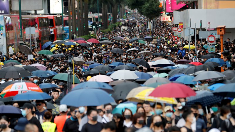 Fotografija: Kljub vedno strožjim ukrepom oblasti protestniki vztrajajo pri tedenskih demonstracijah. Poleg pozivov k večji demokratizaciji družbe, pozivajo tudi k odstopu voditeljice Hongkonga Carrie Lam. FOTO: Reuters