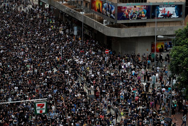 Hongkonške oblasti so ta teden proti več kot 40 aktivistom vložile obtožnice zaradi upora in jim grozi do deset let zapora. Poteza je le še dodatno podžgala protestnike, ki verjetno še nekaj časa ne bodo odnehali. FOTO: Reuters