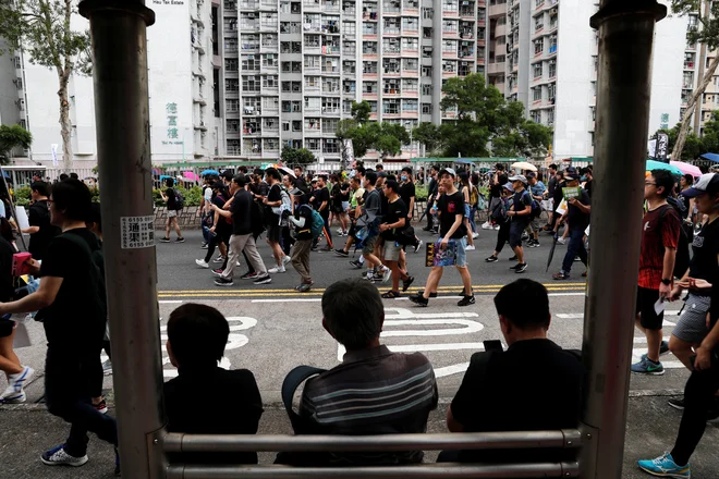 Prvi današnji shod se je začel popoldne po lokalnem času v četrti Tseung Kwan O. FOTO: Tyrone Siu/Reuters