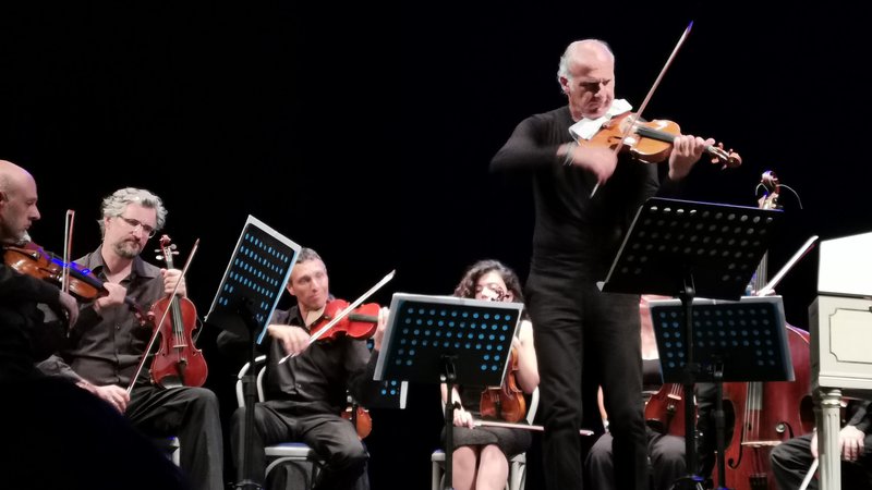 Fotografija: Massimo Quarta, izjemen violinski nastop, ki se ni pustil zmesti neprimernim aplavzom. Foto Boris Šuligoj