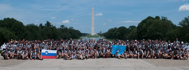 Pot pred začetkom jamboreeja je tabornike zanesla tudi v Washington, kjer je bila priložnost skupinsko fotogarfijo.<br />
Foto Žiga Brenčič