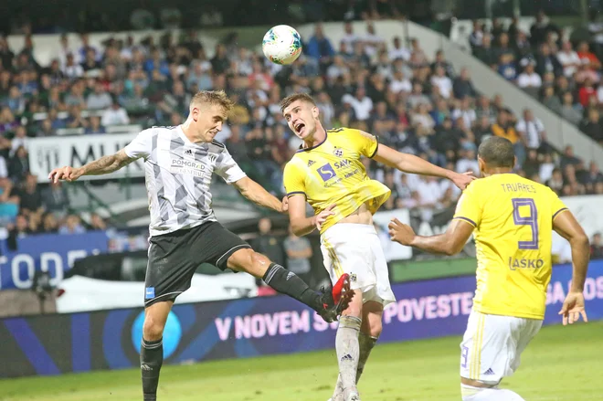 V Murski Soboti je šlo za pravi derbi, poln ostrih dvobojev. Takole sta se v eni od akcij borila za žogo Martin Karamarko in Nardin Mulahusejnović. FOTO: Tadej Regent/Delo