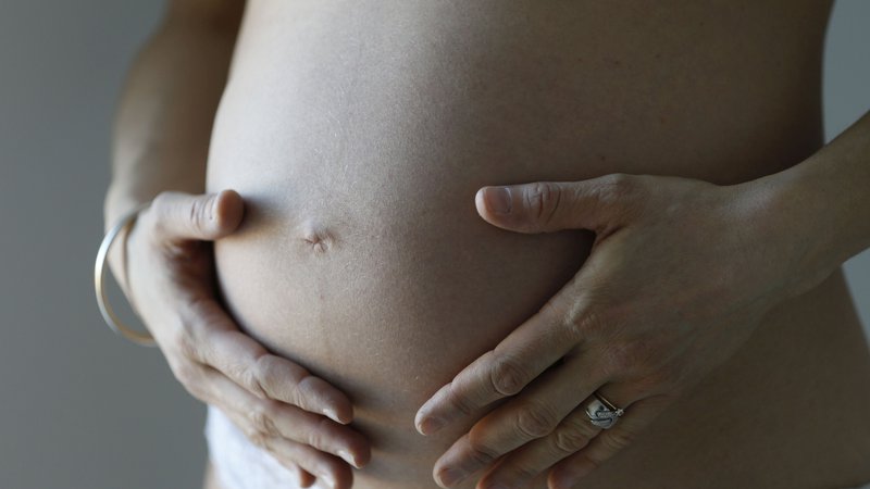 Fotografija: Slovenija se nahaja v družbi tistih držav, ki imajo delež mladih mamic najmanjši.FOTO: Regis Duvignau Reuters