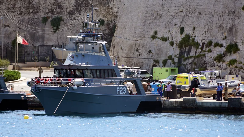 Fotografija: Organizacija Sea-Eye je ob uspešni akciji v tvitu zapisala, da so vsi skoraj umrli, da pa sedaj praznujejo življenje. FOTO: Mark Zammit Cordina Reuters