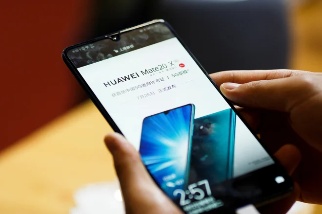 Bo naslednik telefona mate 20 opremljen z novim operacijskim sistemom? FOTO: Thomas Peter/Reuters
