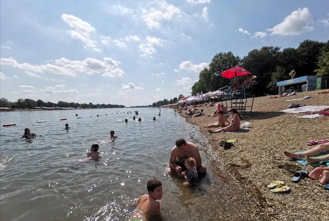 Drobni kamenčki in izjemno čista voda privabljata na Ado Ciganlijo Beograjčane in tudi tuje turiste skozi vse poletje. Foto Milena Zupanič