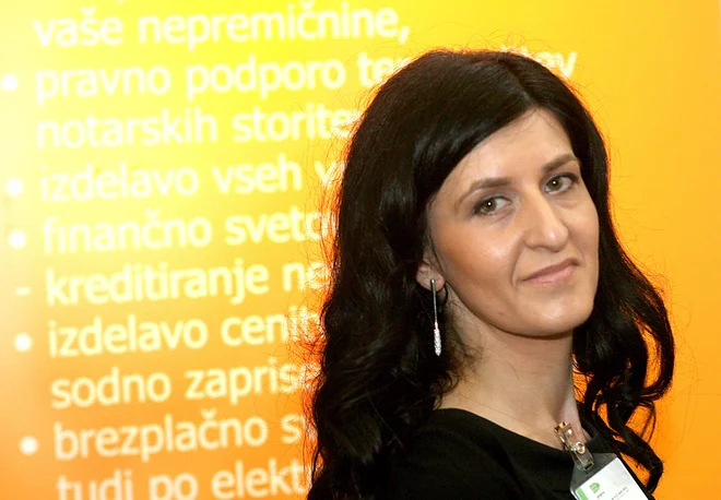SLOVENIJA,LJUBLJANA 26.3.2010.Na ljubljanskem Gospodarskem razstaviču se je danes začel prvi mednarodni sejem nepremičnin in investicij, imenovan Proprio. Na sejmu se bo predstavilo 69 razstavljalcev, med njimi nepremičninske agencije, vlagatelji, gradbena podjetja, arhitekturni biroji, banke in drugi, ki delujejo na nepremičninskem trgu.na sliki anketa 1 FOTO: LJUBO VUKELIČ / DELO
