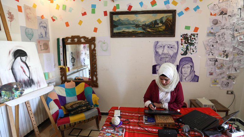 Fotografija: Striparka Amani al-Ali v svojem delovnem studiu v Idlibu.FOTO: AFP
