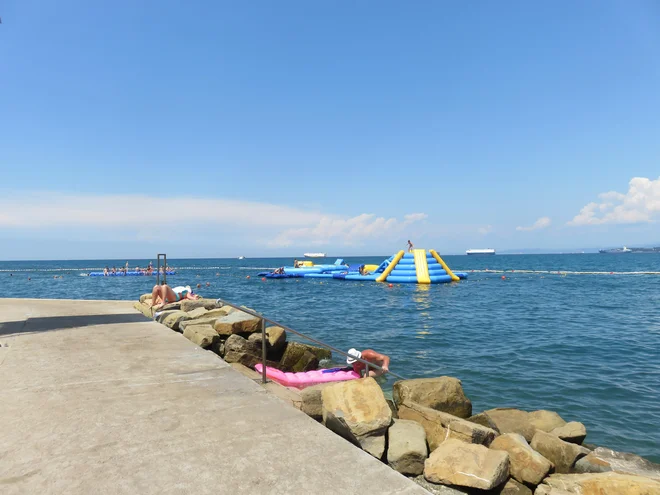 Kopališče Žusterna je zelo priljubljeno med domačini, v zadnjem času pa tudi med tujci. Foto Nataša Čepar