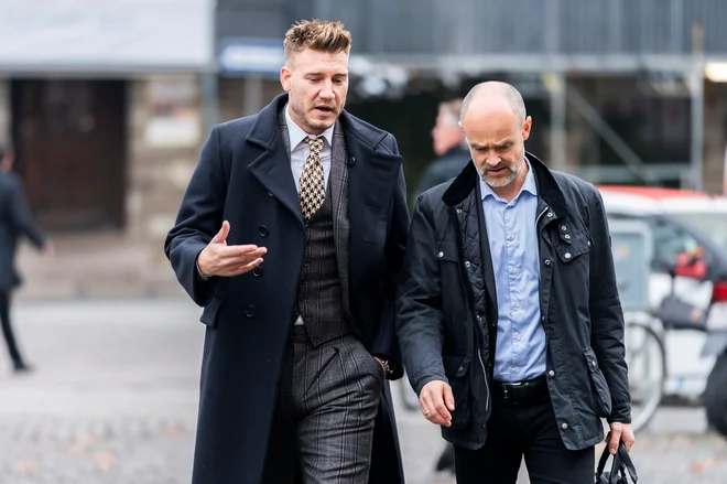 Nicklas Bendtner (levo) je letos pozimi 50 dni preživel tudi za zapahi, ker se je s pestmi lotil voznika taksija. FOTO: Reuters