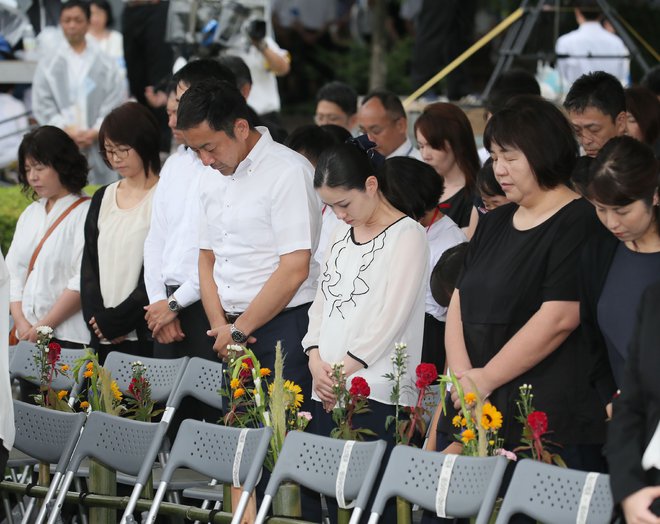 Udeleženci komemoracije ob 74. obletnici napada na Hirošimo. FOTO: AFP