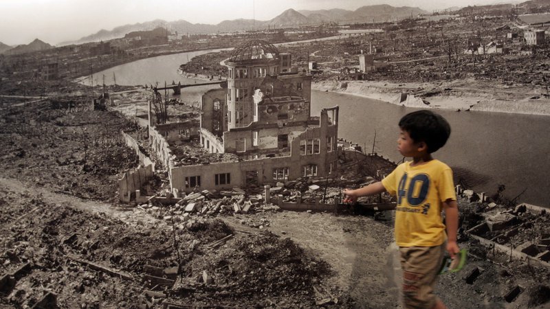 Fotografija: Deček pred fotografijo Hirošime leta 1945, ko jo je opustošila atomska bomba. FOTO: Reuters