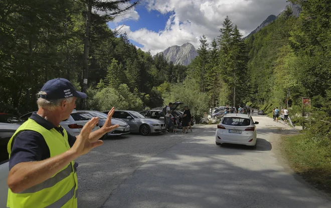 Avgusta lani so promet v dolino Vrata umirjali eno soboto, letos jo bodo tri konce tedna (s prazničnim podaljškom vred). FOTO: Jože Suhadolnik/Delo