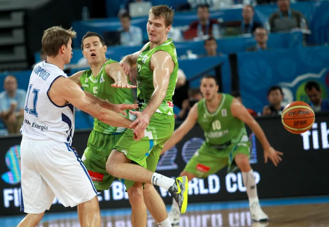 Zoran Dragić in Jaka Lakovič sta soborca še iz reprezentance, zdaj pa bosta sodelovala še v nemškem klubu kot igralec in trener. FOTO: Roman Šipić/ Delo