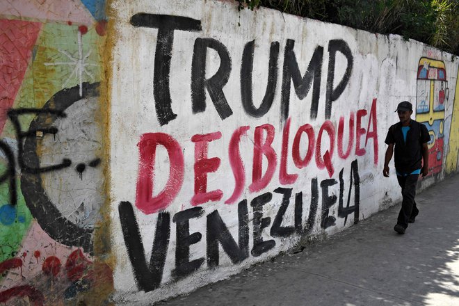 Grafit »Trump, sprosti Venezuelo«. FOTO: Federico Parra/AFP