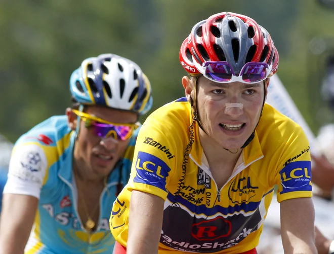 Jani Brajkovič (v rumenem) in Alberto Contador med enim od dvobojev v francoskih Alpah leta 2010.&nbsp;Slovenski kolesar Jani Brajkovič je v pretresljivem zapisu na blogu razkril, da se je dolga leta boril z bulimijo. FOTO: Reuters