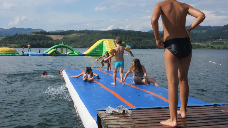 Fotografija: Nova drča je prinesla še dodatno zabavo, sploh kadar je treba malce počakati na prostor v vodnem parku (v ozadju). FOTO: Špela Kuralt/Delo