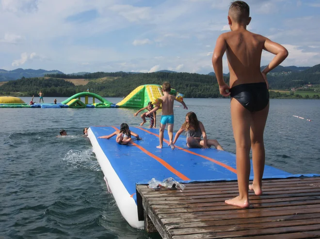 Nova drča je prinesla še dodatno zabavo, sploh kadar je treba malce počakati na prostor v vodnem parku (v ozadju). FOTO: Špela Kuralt/Delo
