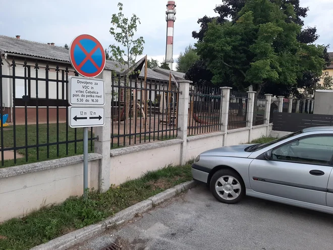 Namesto 16 je ob vrtcu na voljo le deset parkirnih mest. FOTO: Janez Porenta