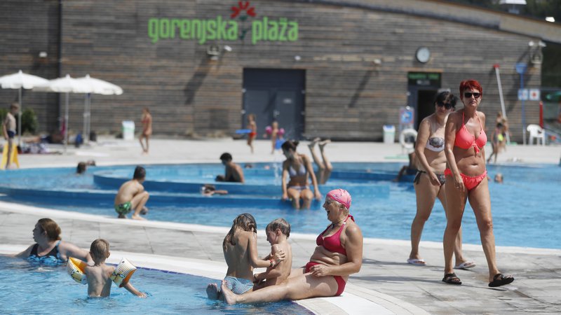 Fotografija: Temperatura vode se v velikem bazenu povzpne do 27, v otroškem pa do 30 stopinj Celzija. FOTO: Leon Vidic/Delo
