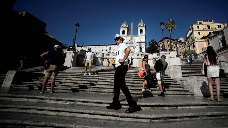 Fotografija: Španske stopnice sestavlja 138 stopnic. V 18. stoletju sta načrt zanje naredila arhitekta Francesco de Sanctis in Alessandro Specchi. Danes so ena najbolj priljubljenih rimskih turističnih točk. FOTO: Filippo Monteforte/AFP