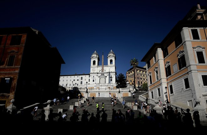 Znamenite Španske stopnice, ki trg Piazza di Spagna (Španski trg) povezujejo s cerkvijo Trinita dei Monti, so leta 2016 ponovno odprli po obširni prenovi v višini 1,5 milijona evrov. FOTO: Filippo Monteforte/AFP